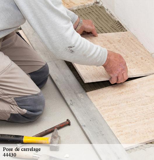 Pose de carrelage 44430